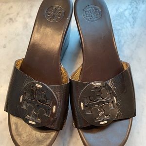 Tory Burch
beautiful brown patent leather Women's Selma Mid Wedge Slides
